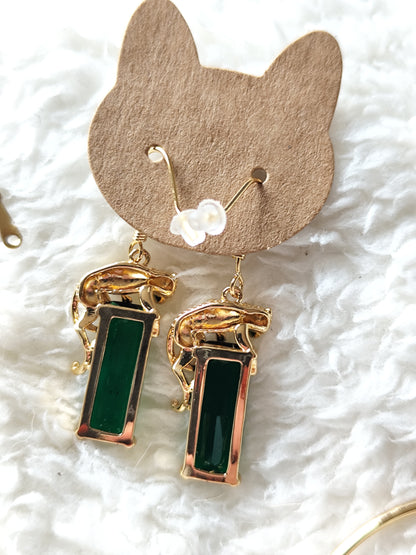 Parure Panthère dorée et cristaux vert émeraude : collier, bracelet et boucles oreilles percées