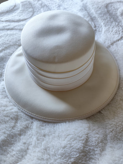 Chapeau de cérémonie vintage ivoire – bord large & fleur