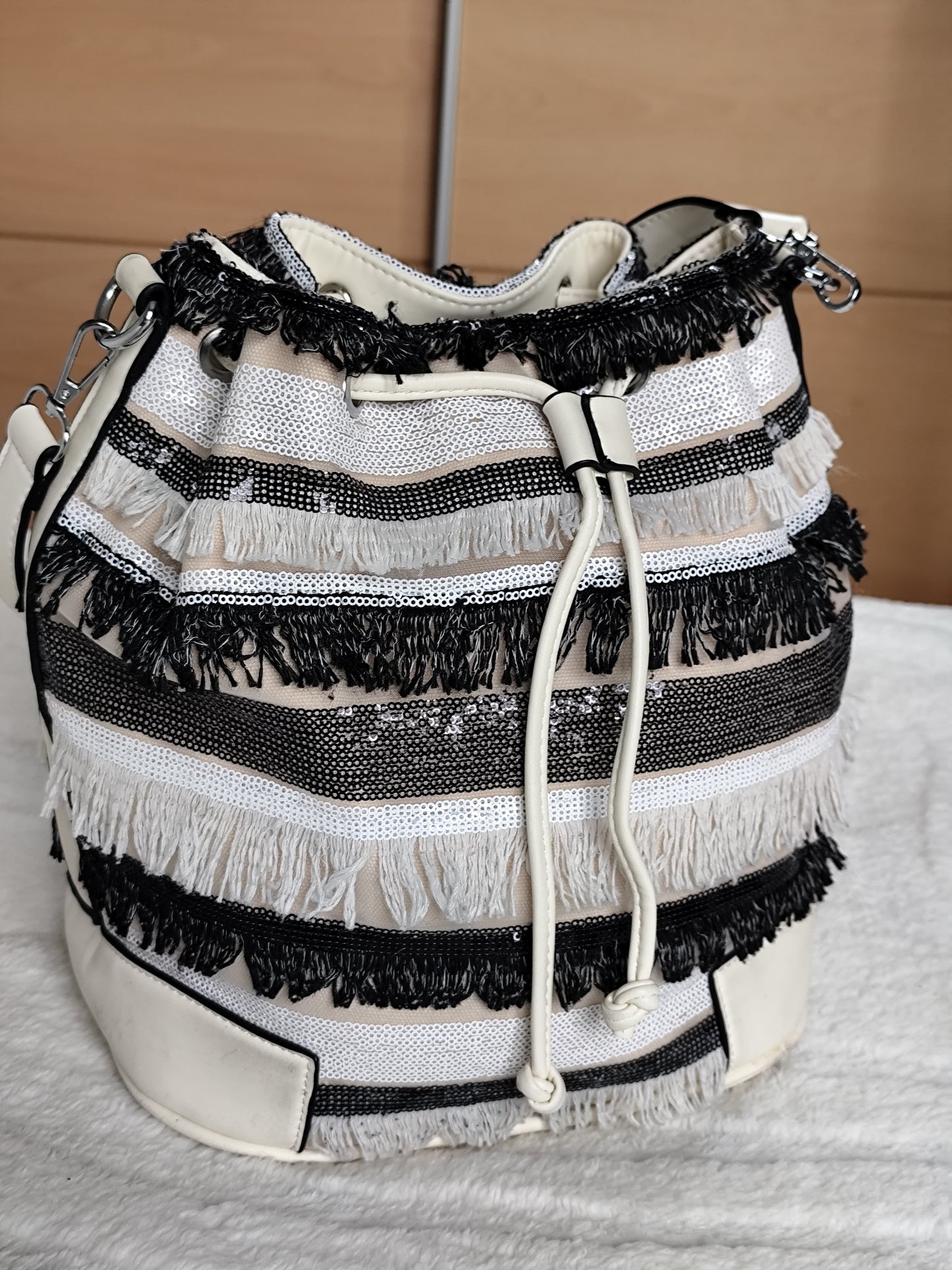 Sac seau à franges noir & blanc – Porté baguette ultra tendance