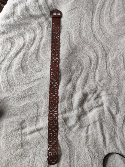 Ceinture marron ajourée à boucle argentée – 105 cm