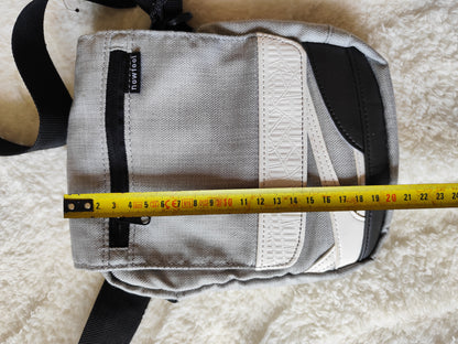 Sacoche Bandoulière Gris & Noir – Compact & Fonctionnel