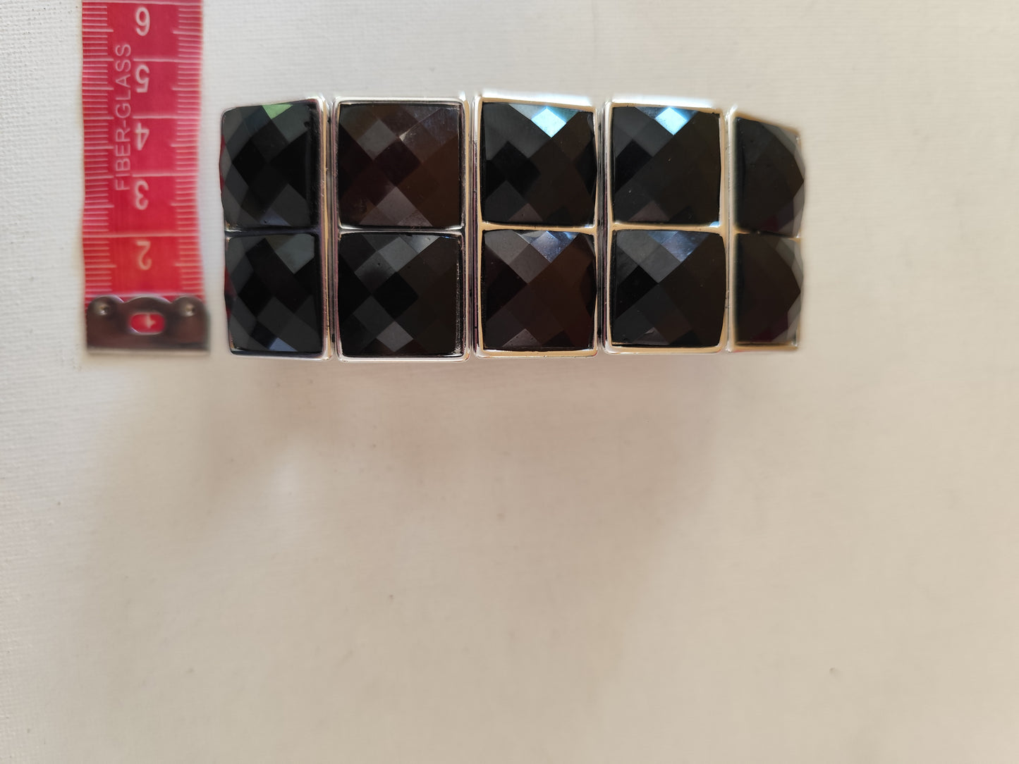 Bracelet chunky noir facetté – effet bijou couture