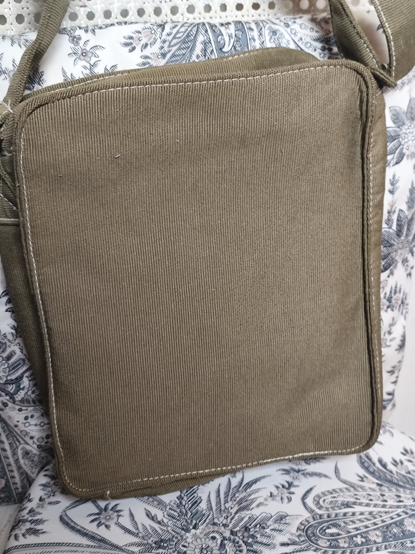 Sac bandoulière en toile kaki – Lolita Lempicka au Masculin – 30x23x8 cm