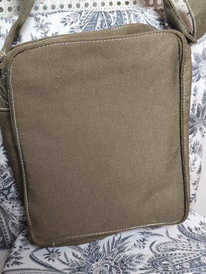 Sac bandoulière en toile kaki – Lolita Lempicka au Masculin – 30x23x8 cm