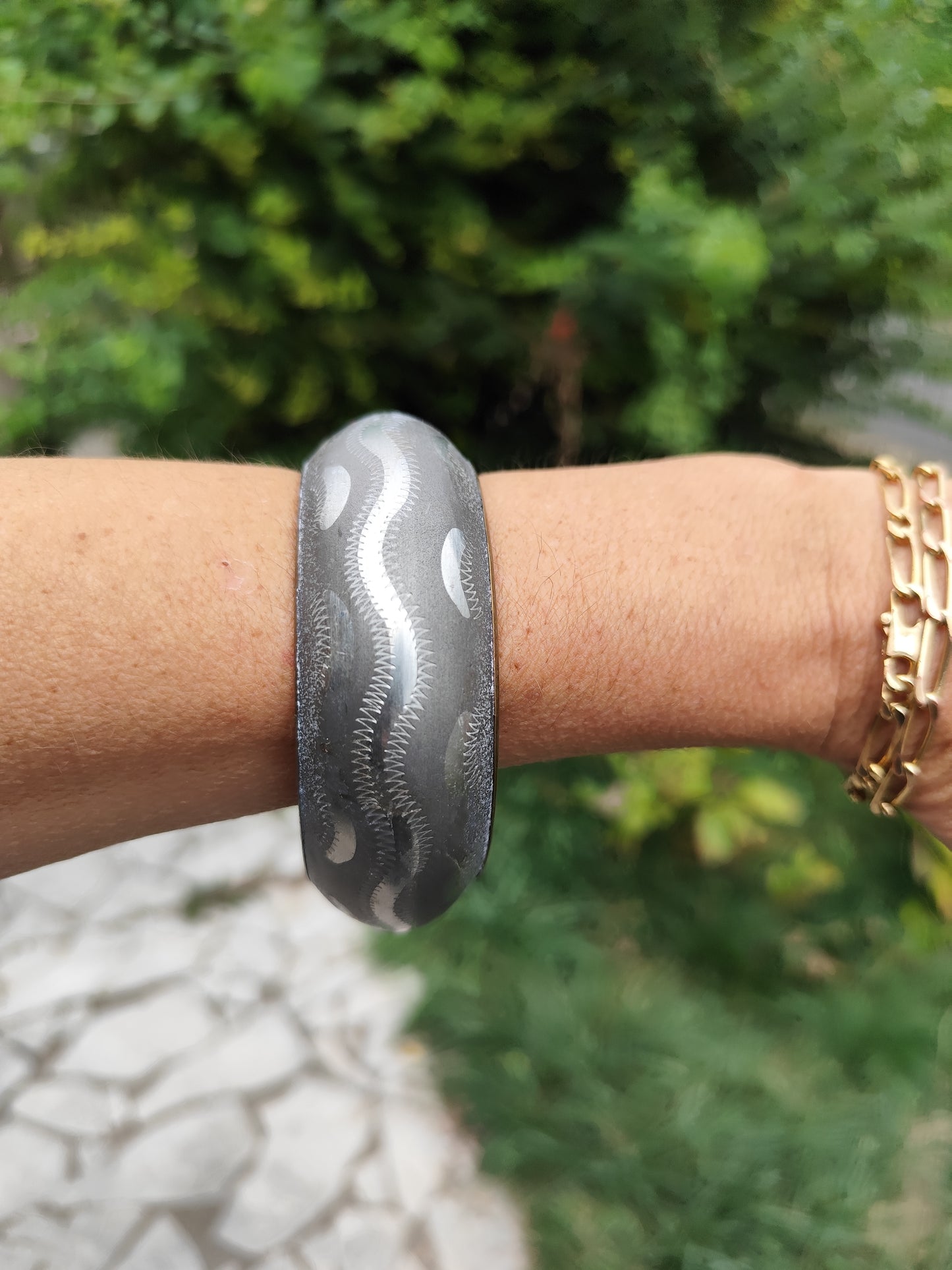 Bracelet manchette en métal argenté