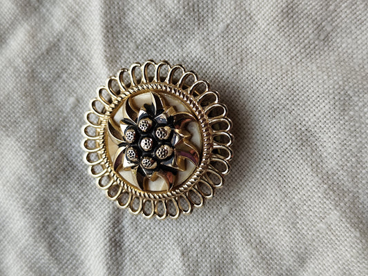 Attache foulard doré ciselé au motif floral