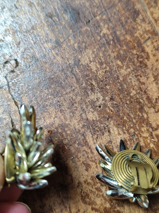 Clips d’oreilles dorés à piques argentés – Années 70/80