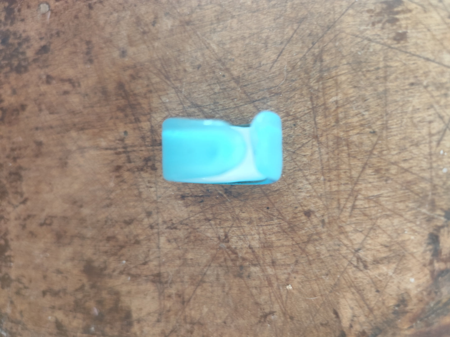 Bague ouverte en résine bleu - diamètre 2 cm