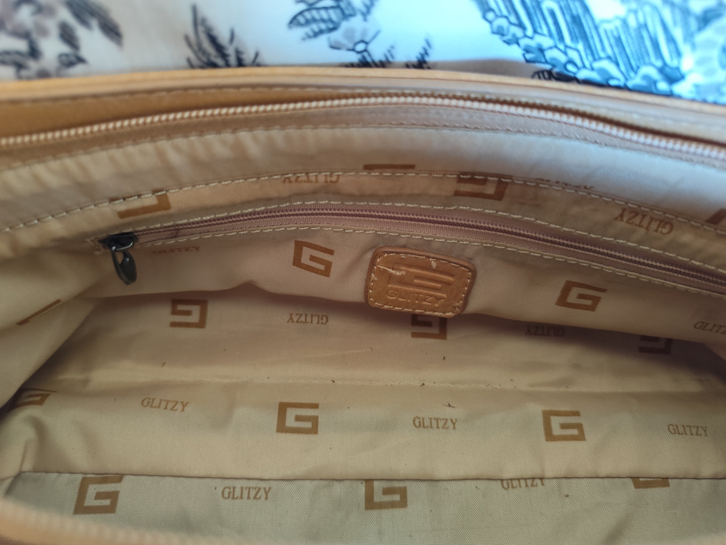 Sac à main porté épaule Glitzy - Imprimé monogramme et finitions camel