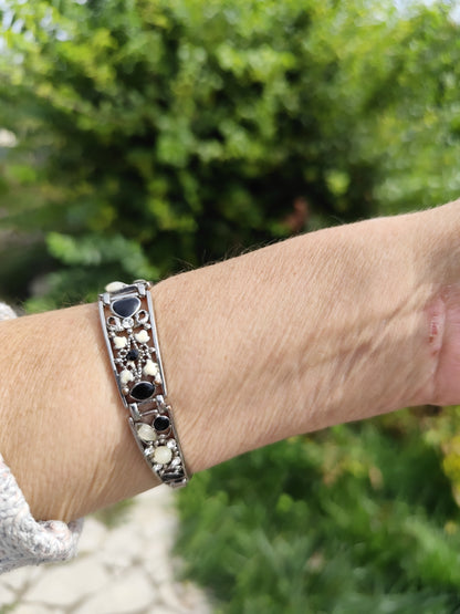 Bracelet rigide argenté articulé cœurs noir et blanc