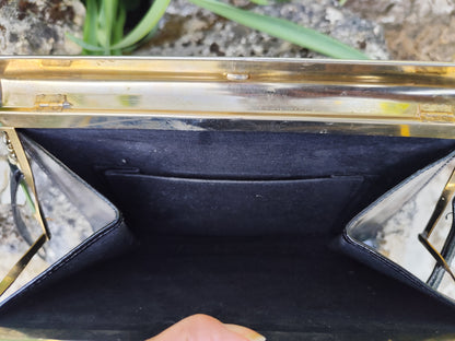 Pochette vintage noire rigide – fermoir doré – 24 x 17 cm