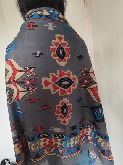 Étole châle gris imprimé ethnique rouge et bleu – 190 x 88 cm