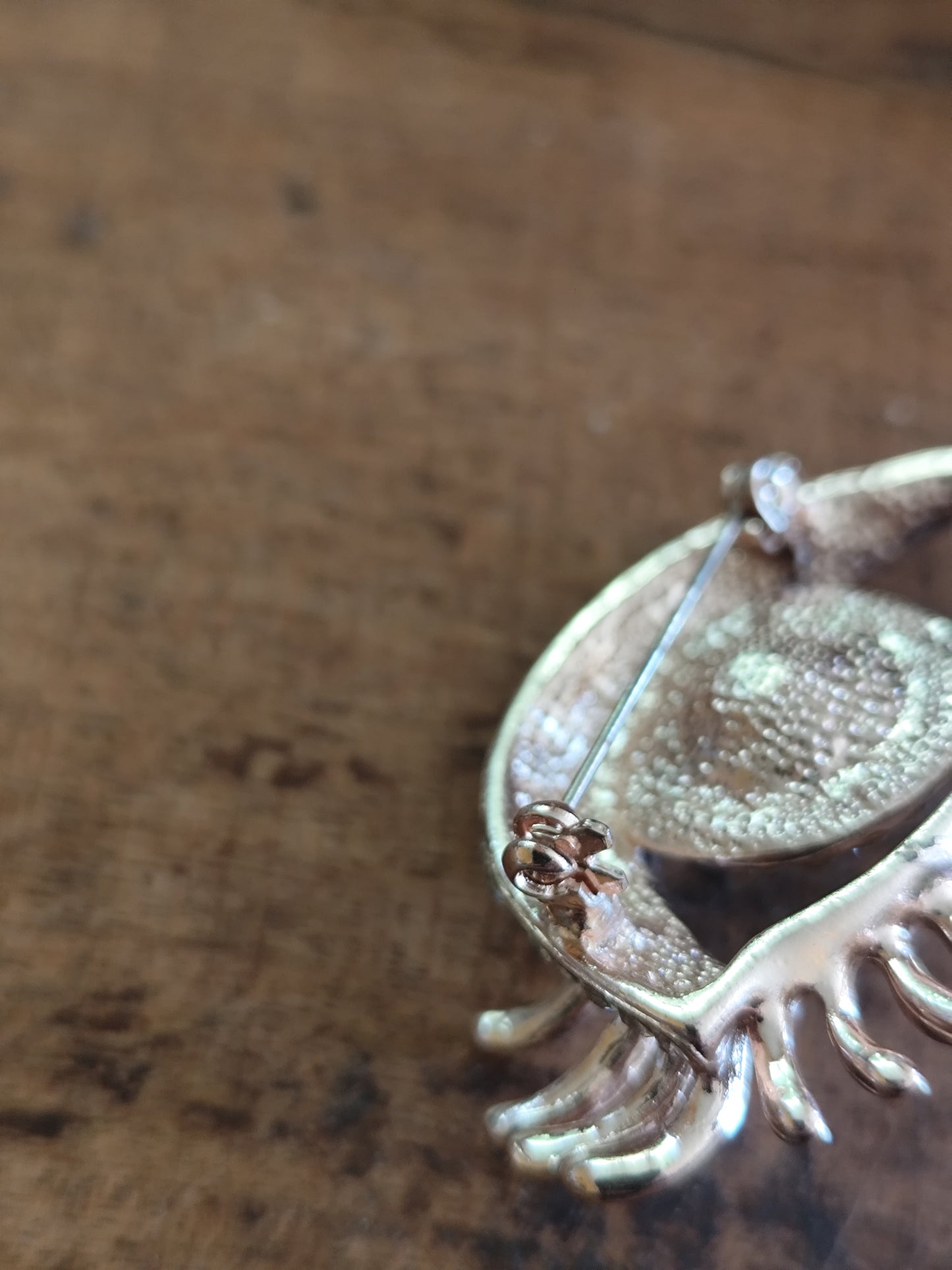 Broche vintage œil surréaliste dorée strass et larme pendante