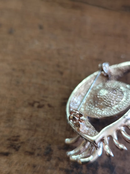 Broche vintage œil surréaliste dorée strass et larme pendante