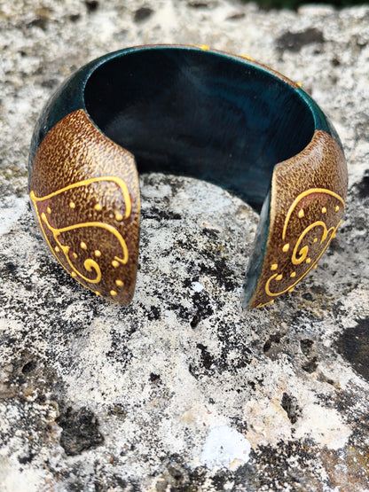 Bracelet manchette en bois peint vert, jaune et doré