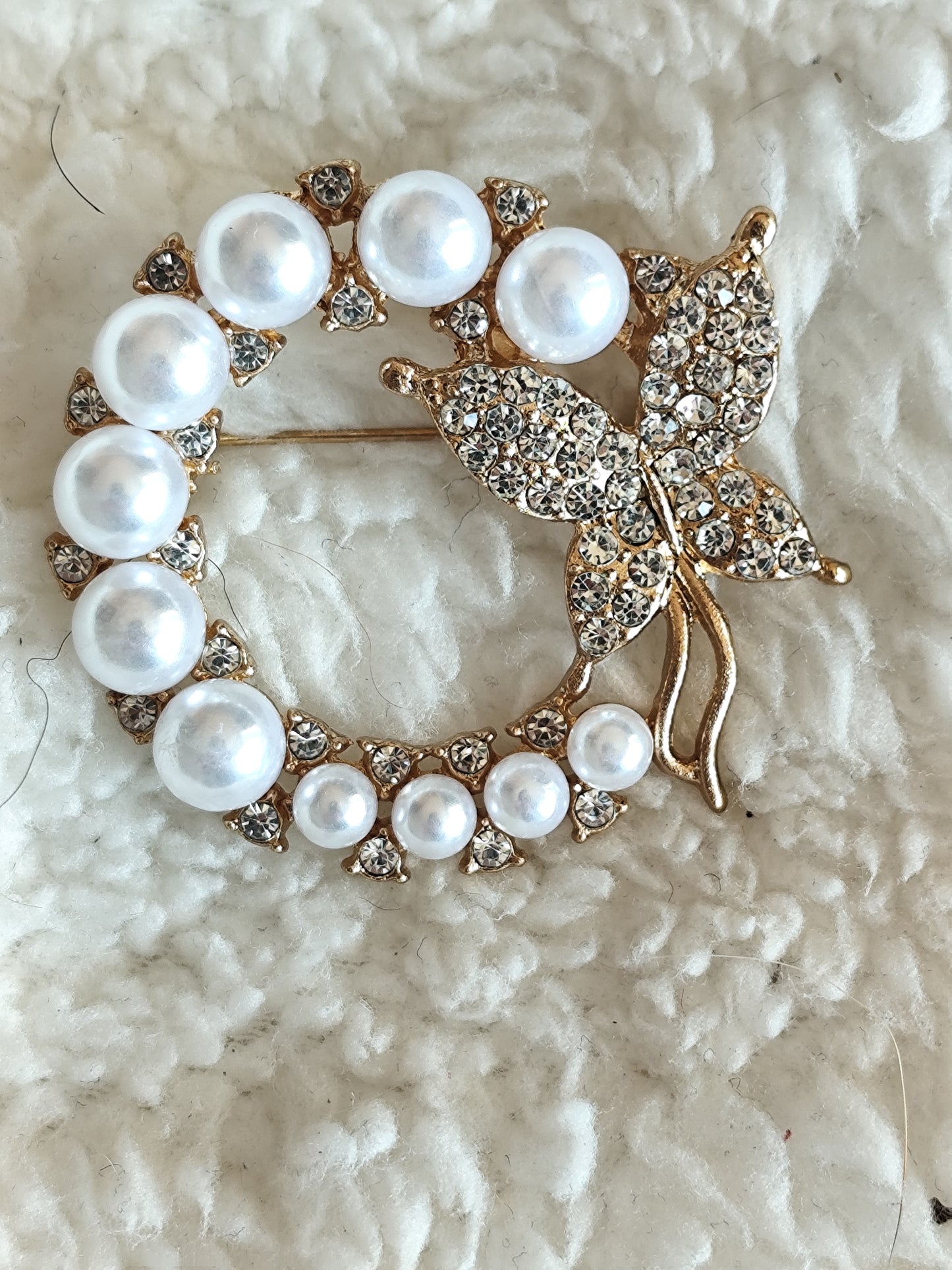 Broche couronne de perles nacrées et papillon strass