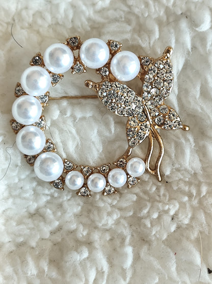 Broche couronne de perles nacrées et papillon strass