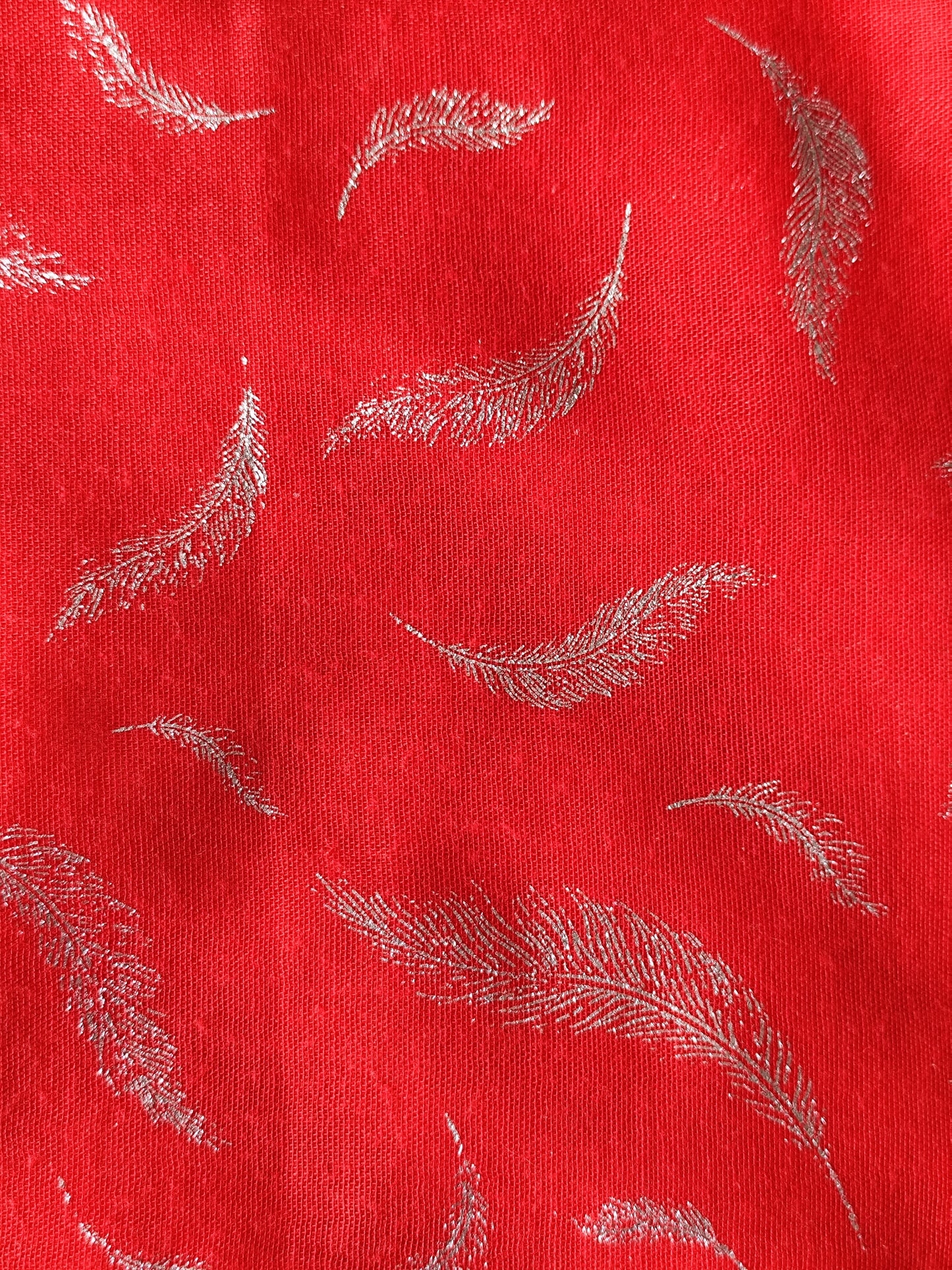 Foulard rouge à plumes argentées – viscose et coton – 192 x 69 cm