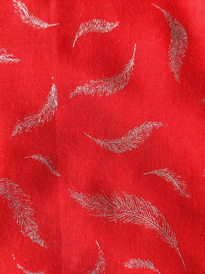 Foulard rouge à plumes argentées – viscose et coton – 192 x 69 cm