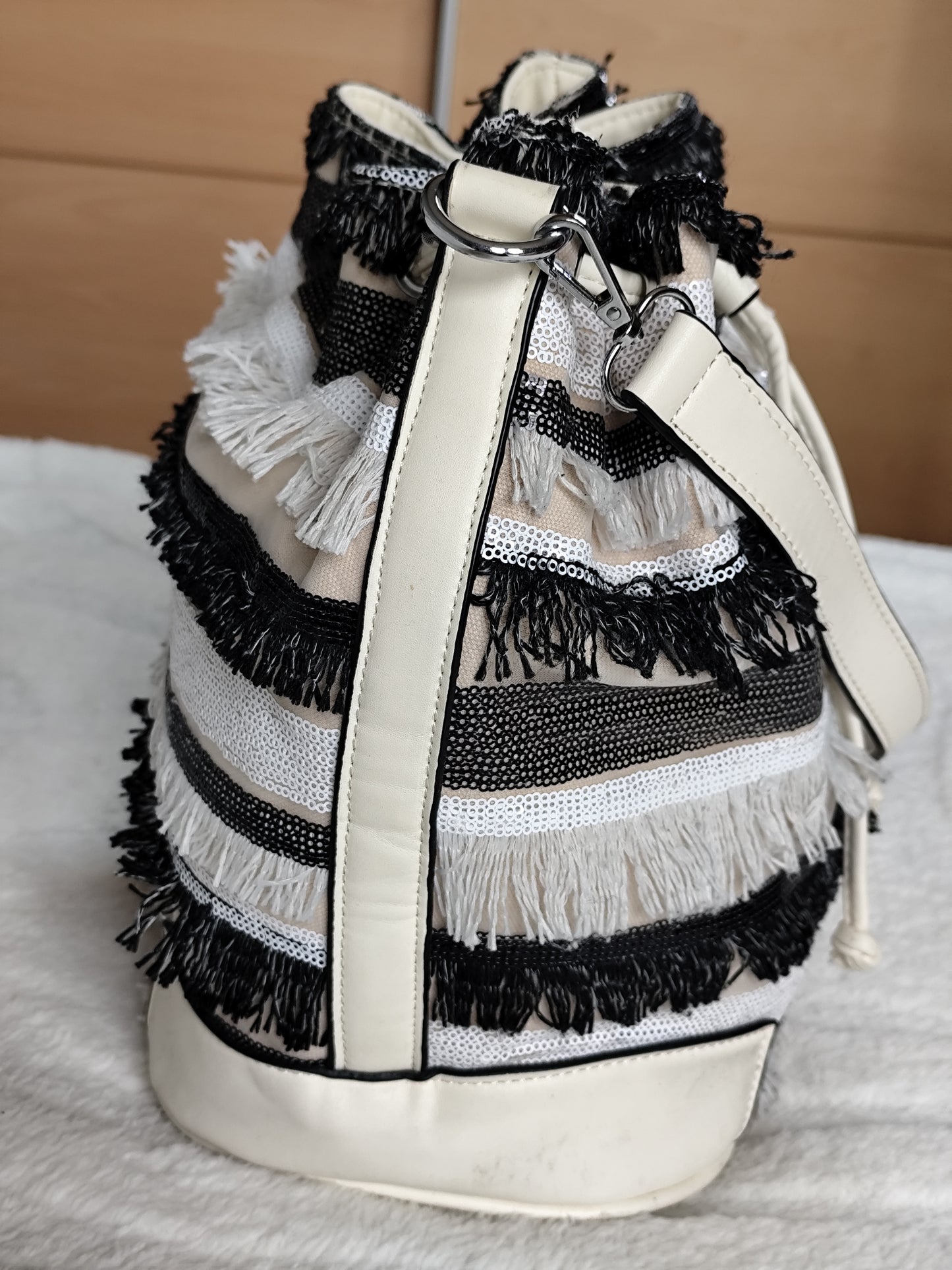 Sac seau à franges noir & blanc – Porté baguette ultra tendance