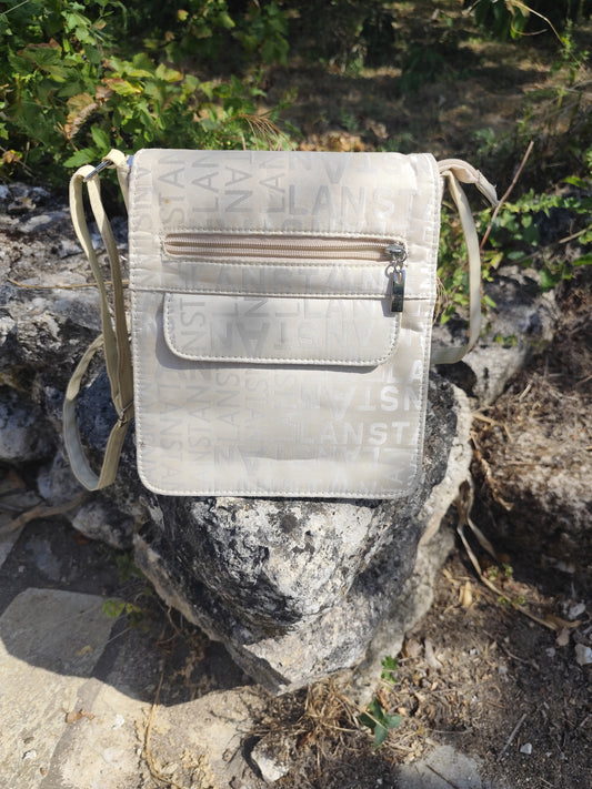 Sacoche beige à rabat avec imprimé  – look urbain vintage