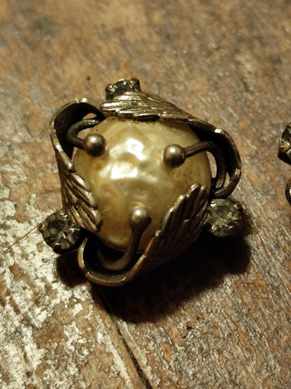 Clips d’oreilles argentés à perle baroque, strass et motif ailes – Années 70/80