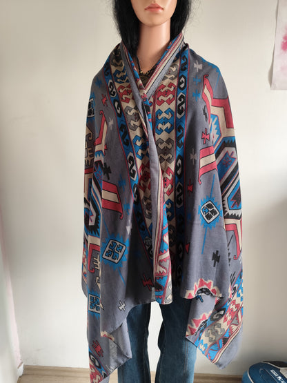 Étole châle gris imprimé ethnique rouge et bleu – 190 x 88 cm