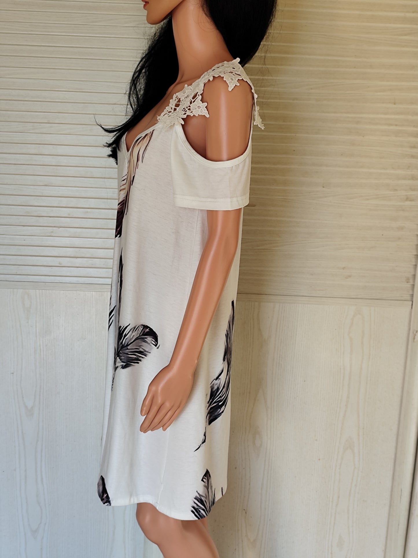 Robe  blanche imprimé plumes et manches dentelles Taille 38