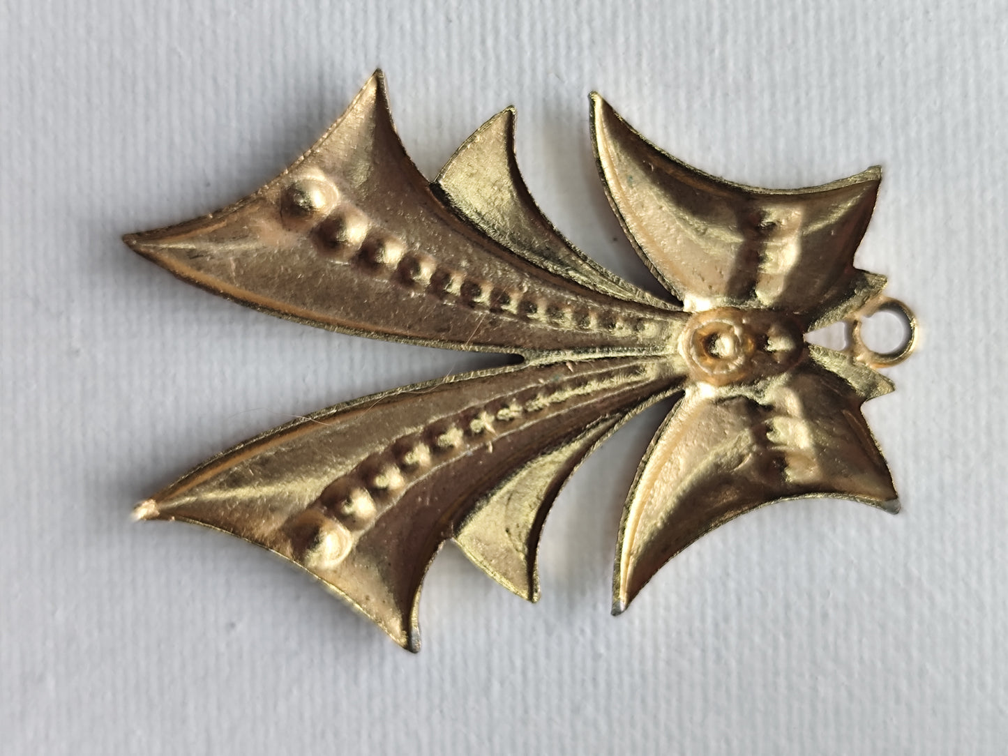 ✨ Pendentif Vintage Feuille Gothique – Métal Doré & Relief Finement Travaillé