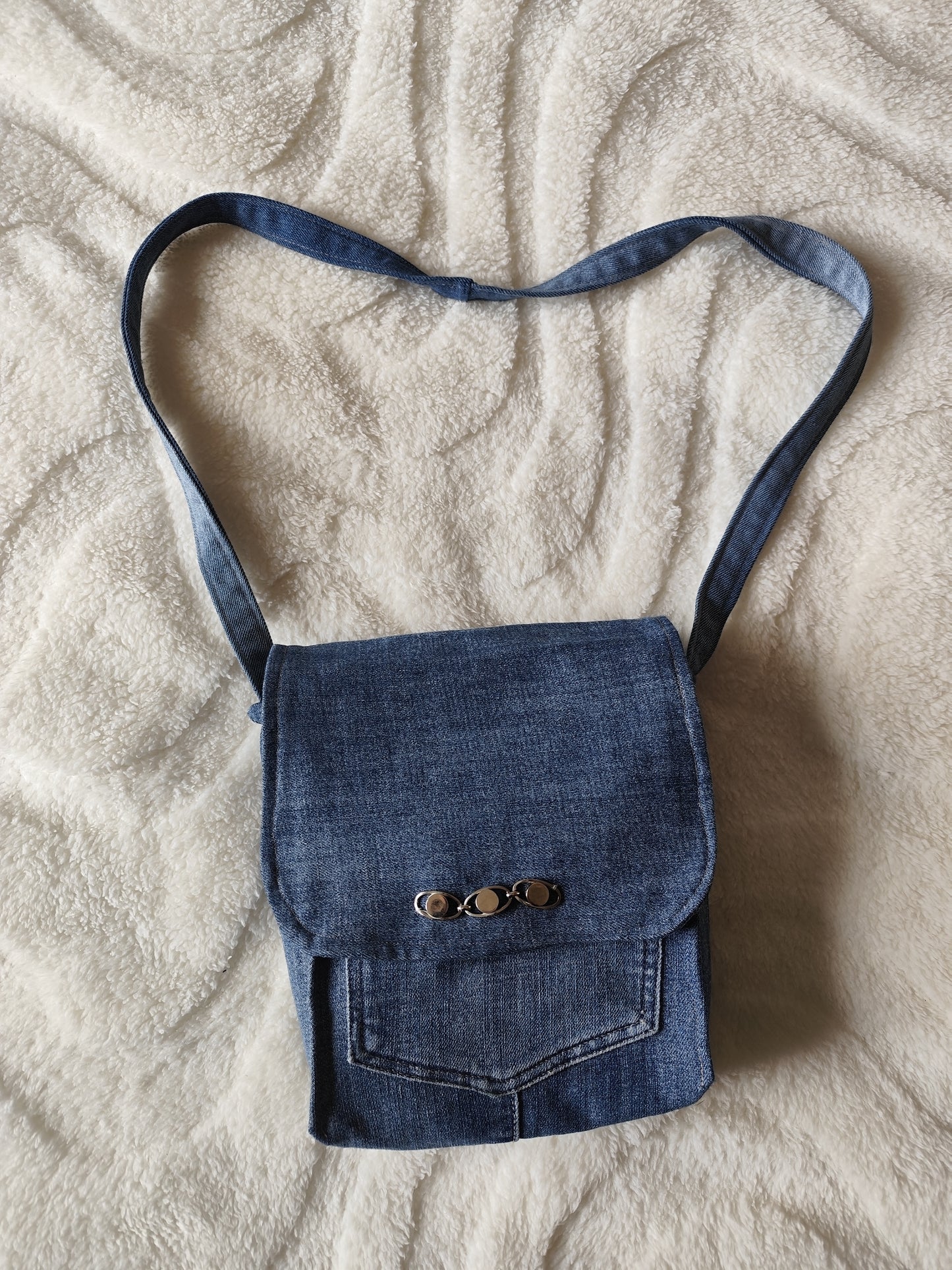 👜 Sac bandoulière en denim upcyclé – Pièce artisanale unique ♻️