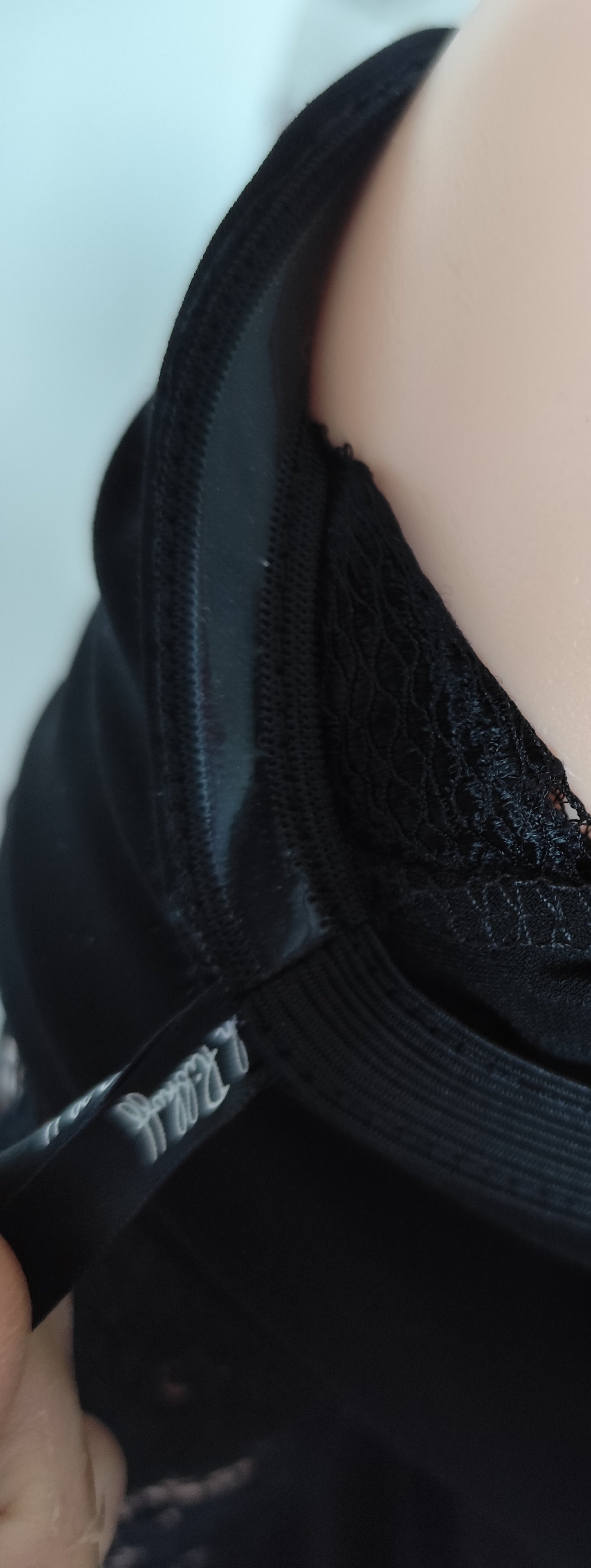 Top noir épaules dénudées manches dentelle – Joseph Ribkoff – taille 40