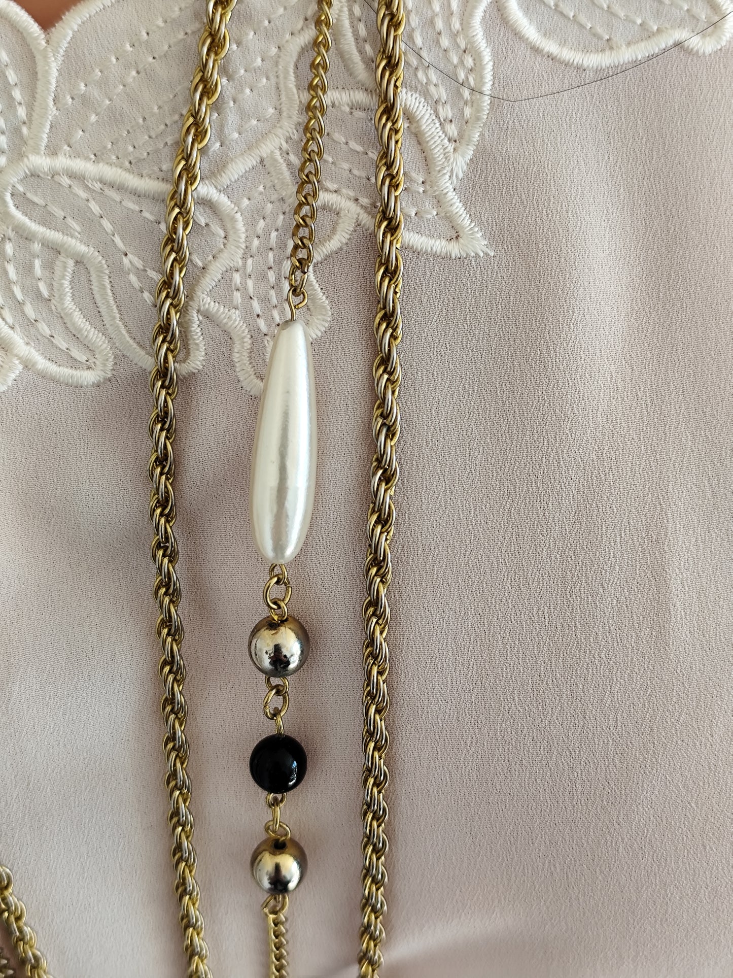 Collier multirangs perles et chaînes dorées