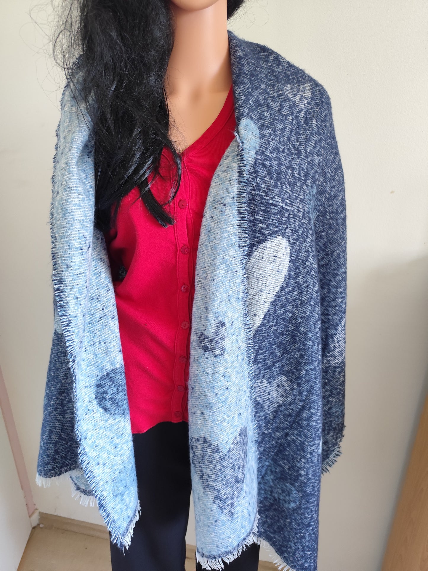 Écharpe oversize bleue à motifs cœurs.