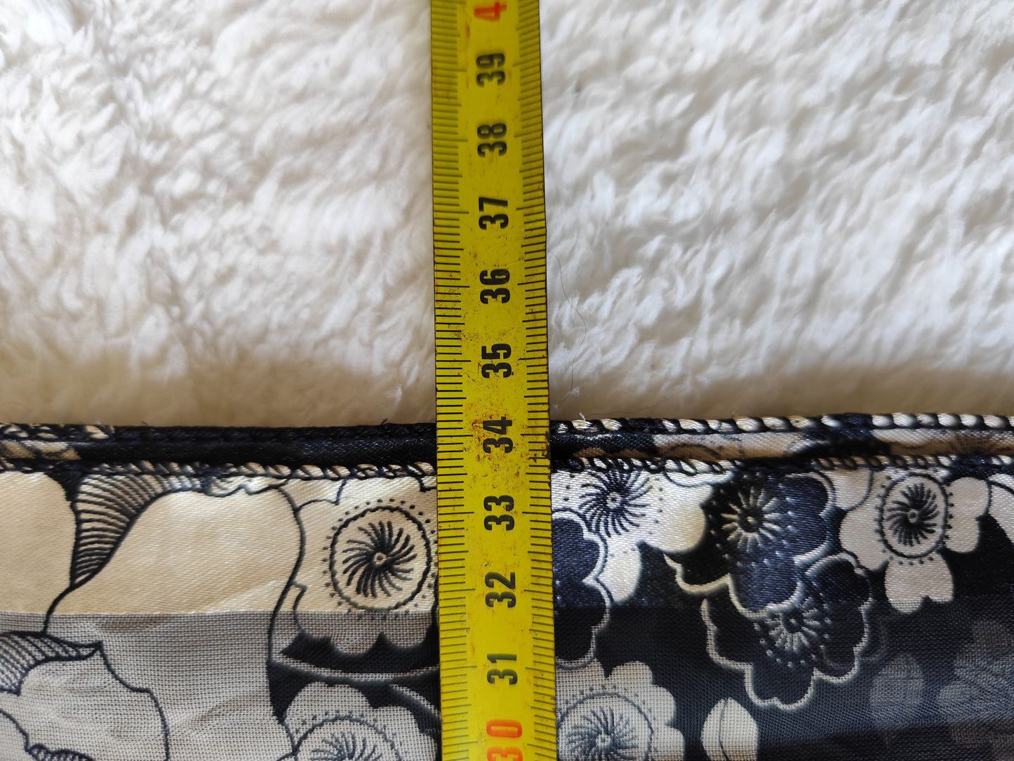 Étole légère noire à fleurs beiges – 150 x 36 cm