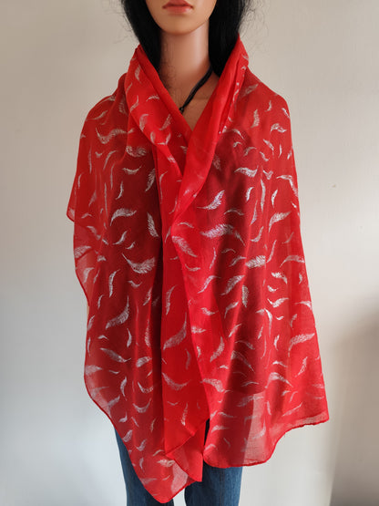 Foulard rouge à plumes argentées – viscose et coton – 192 x 69 cm
