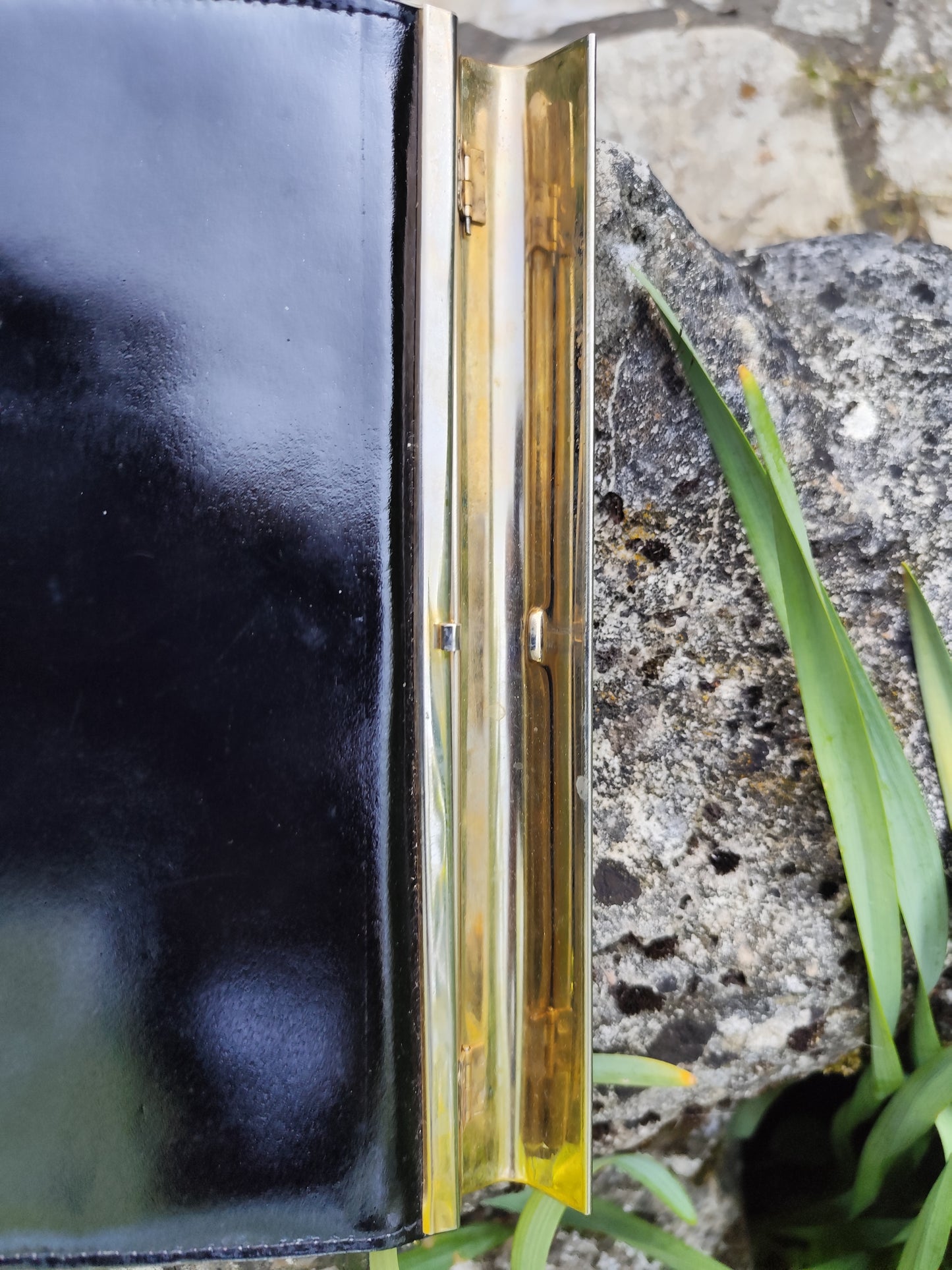 Pochette vintage noire rigide – fermoir doré – 24 x 17 cm