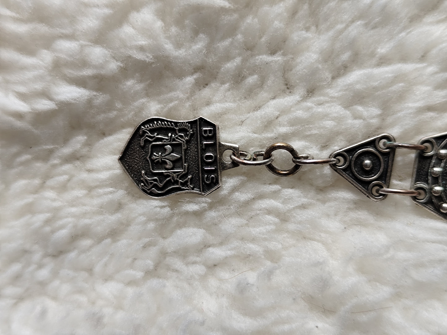 Bracelet Médaillons Armoiries de Blois Argenté Vintage – Héritage & élégance
