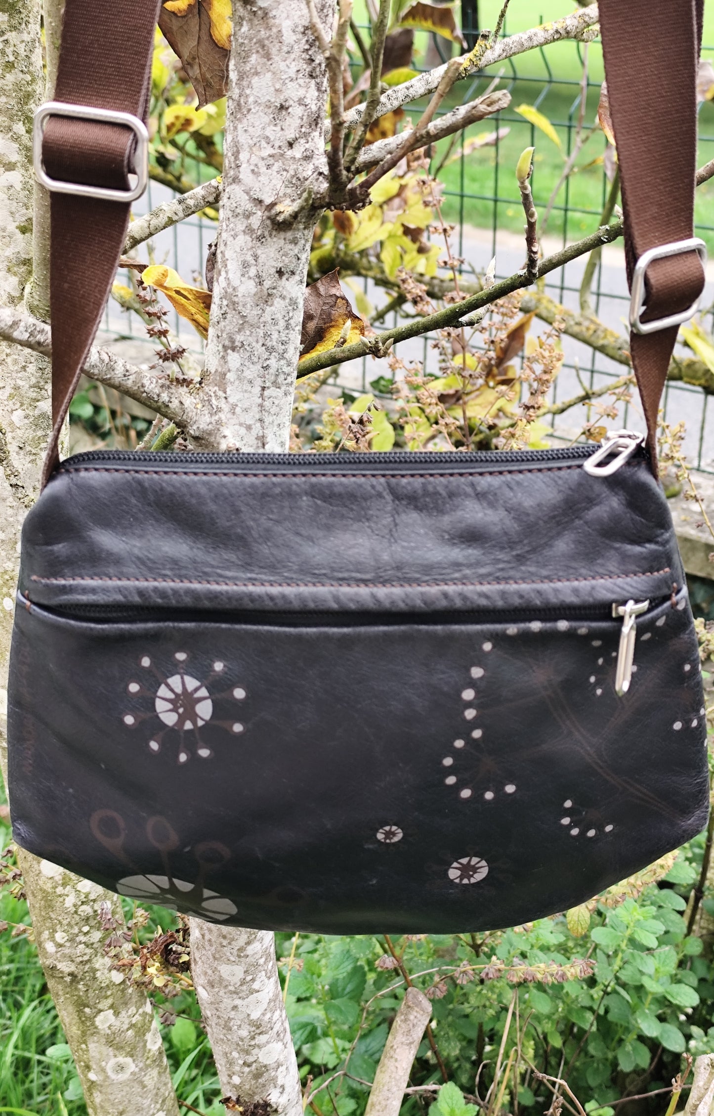 Sac besace Mandarina Duck noir motifs fleurs – 26 x 23 cm