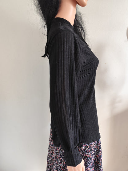 Blouse noire côtelée à col ajouré – effet bijou    - Taille 38/40 estimée
