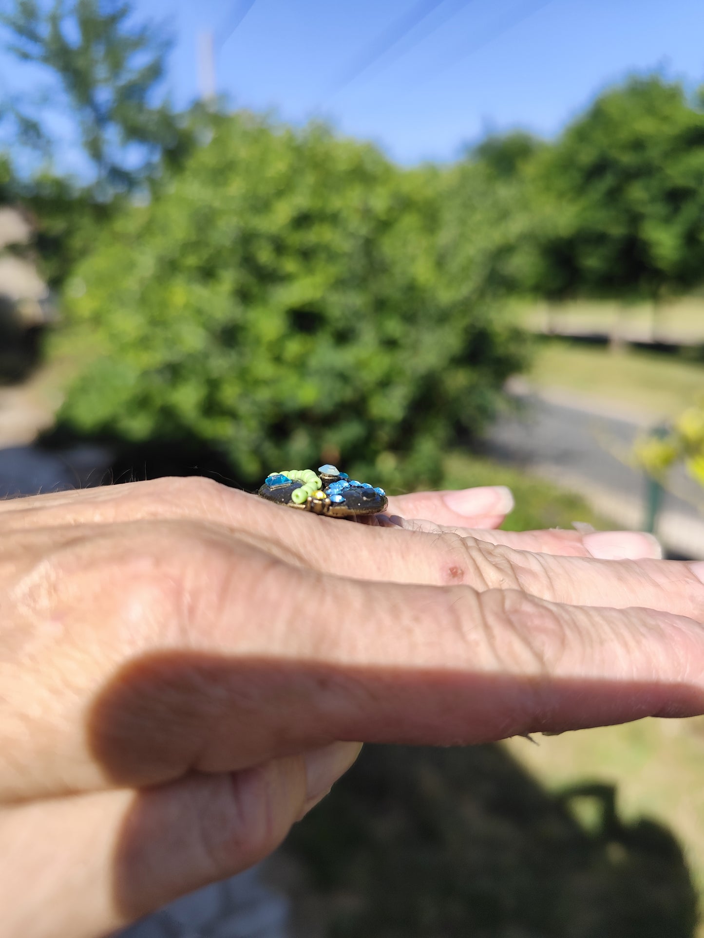 Bague vintage ronde multicolore – strass & perles – monture réglable