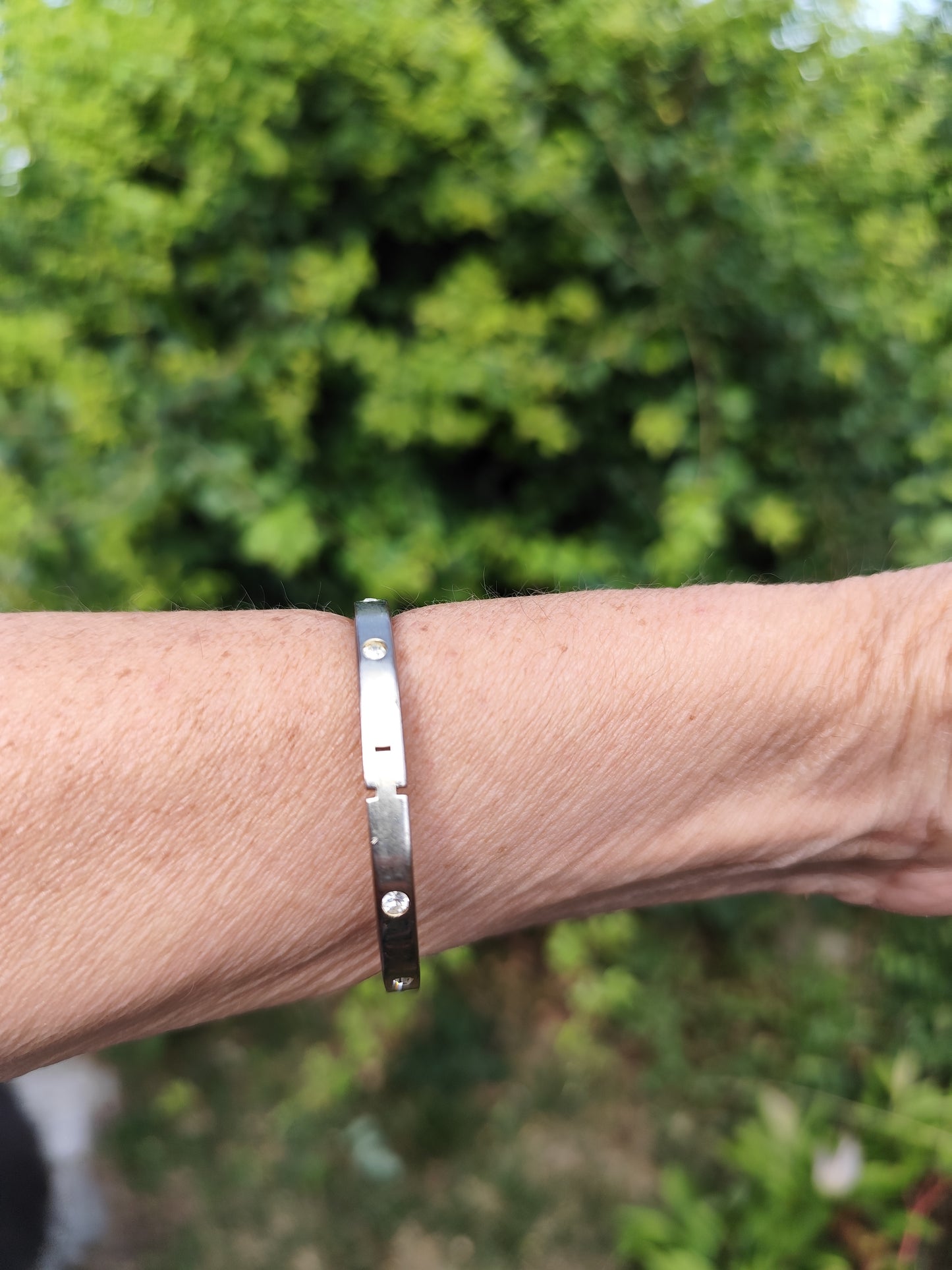 Bracelet rigide doré à strass – forme rectangulaire