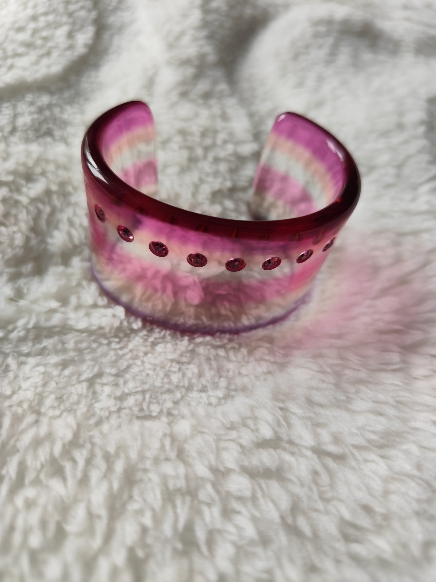 Bracelet manchette rigide – résine rose & strass – vintage