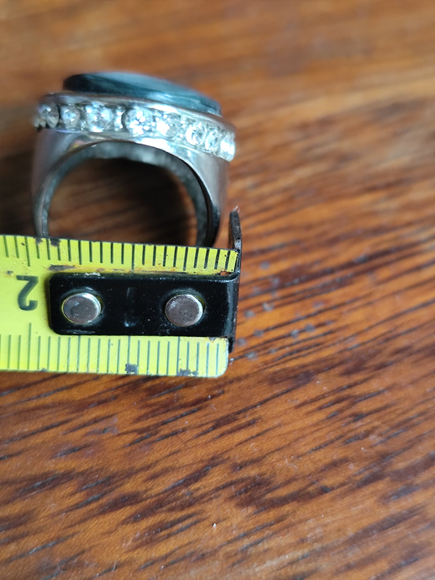 Bague vintage ovale marbrée – strass latéraux