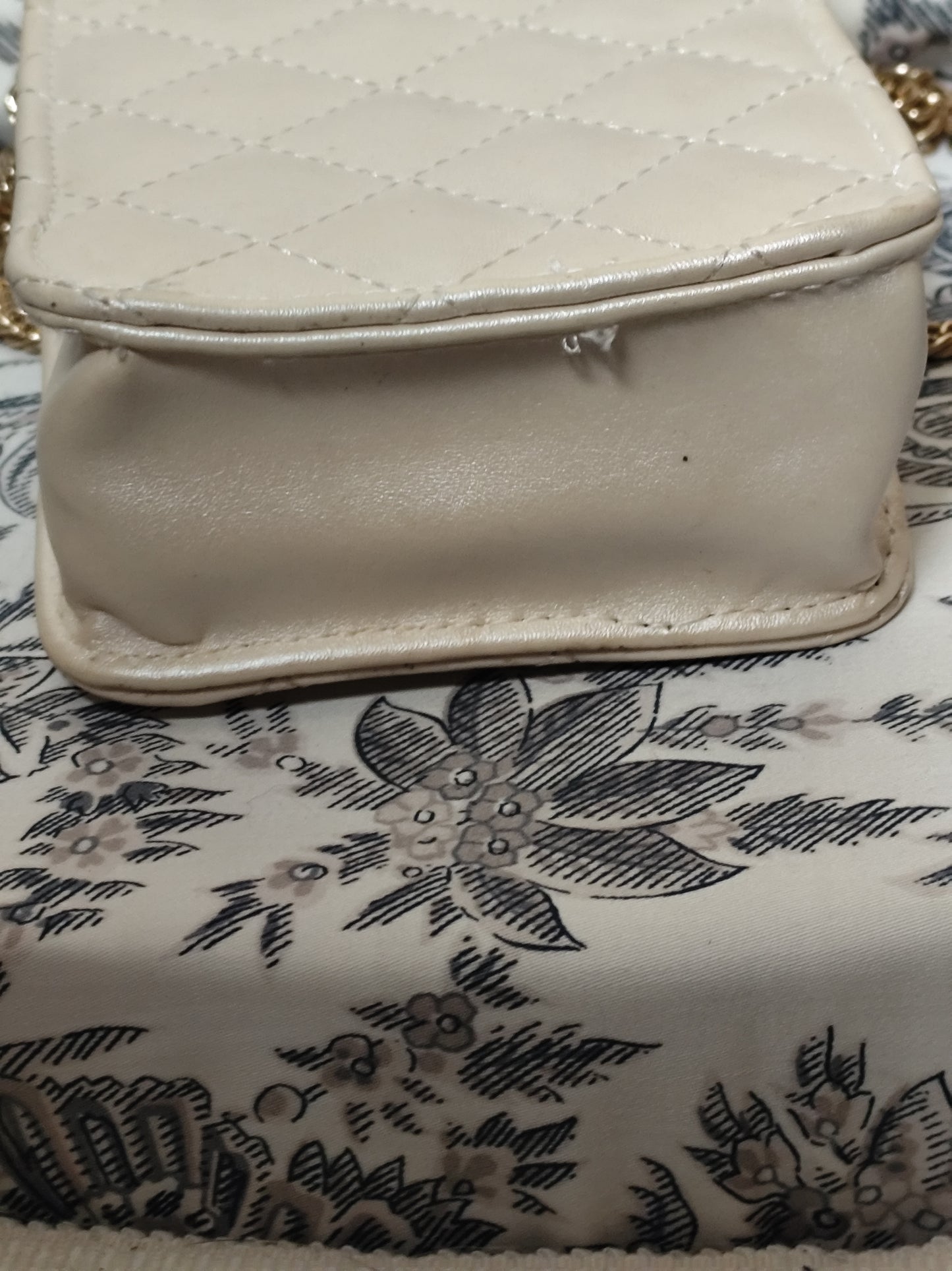 Sac matelassé beige doré à bandoulière chaîne – 11x15x6 cm