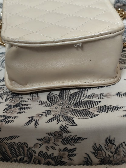 Sac matelassé beige doré à bandoulière chaîne – 11x15x6 cm