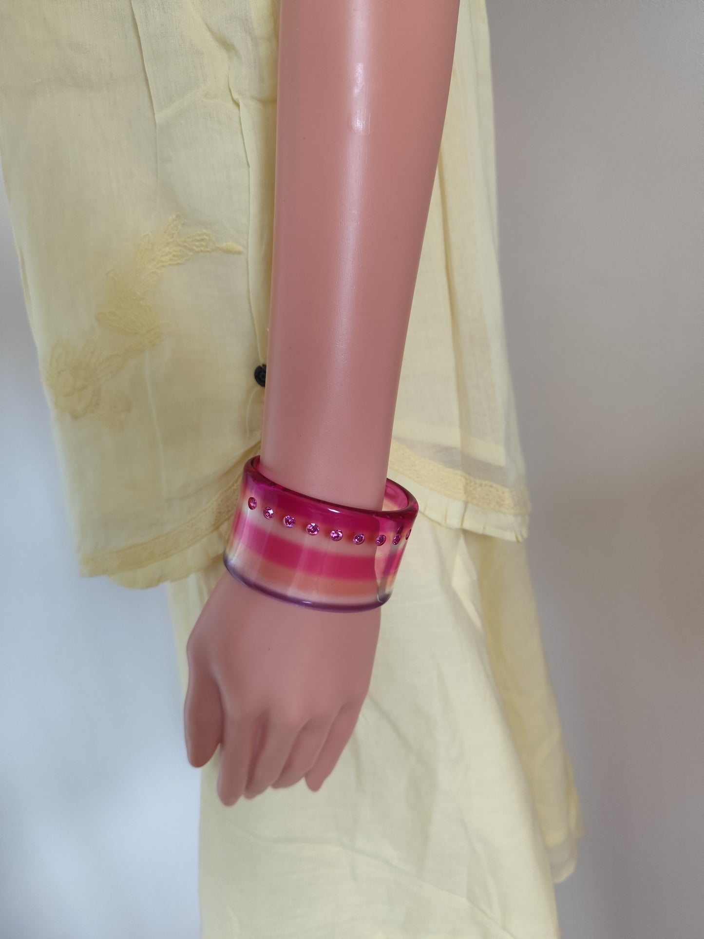 Bracelet manchette rigide – résine rose & strass – vintage