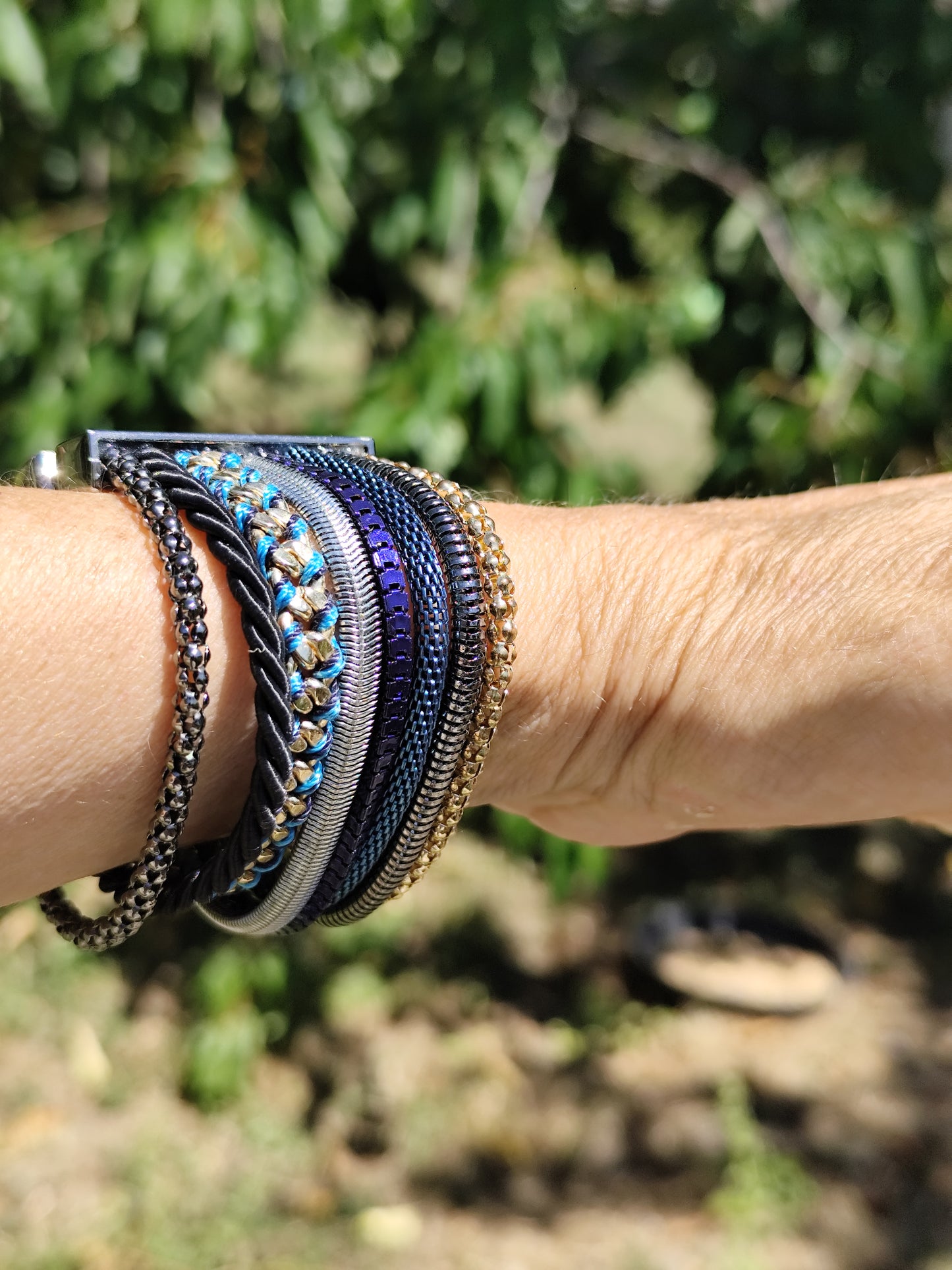 Bracelet manchette bleu nuit à fermoir