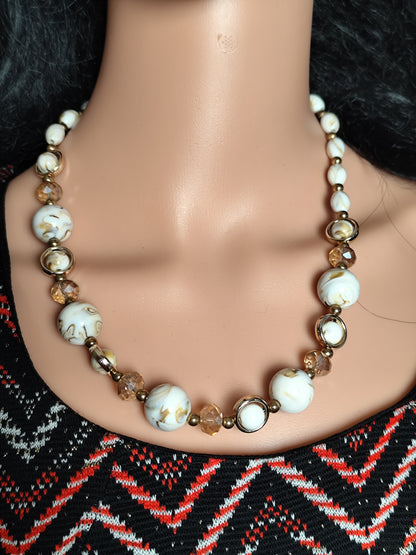 Parure collier et boucles d'oreilles perles marbrées blanc et doré