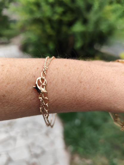 Bracelet doré fin avec pendentif rond nacré