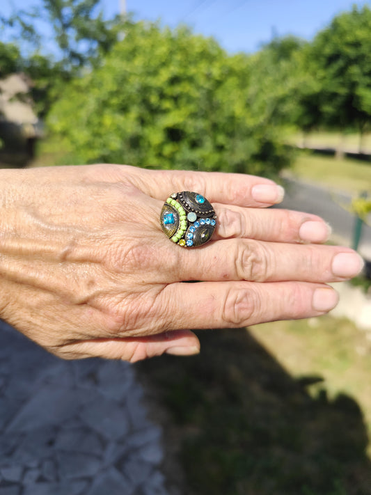 Bague vintage ronde multicolore – strass & perles – monture réglable